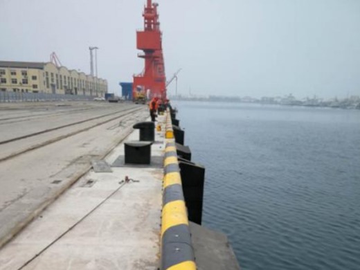 活動(dòng)護(hù)輪坎--青島港三號(hào)碼頭